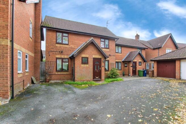 3 bed property, in Prins Avenue, £185,000