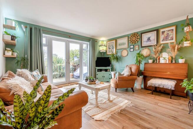 3 bed property, in Radcliffe Road, £350,000