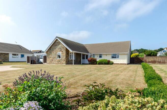 2 bed property, in Penrhyn Beach East, £550,000