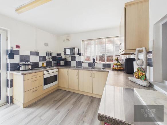 5 bed property, in Holyhead Road, £425,000