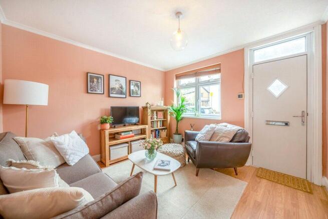 2 bed property, in Lammas Road, £380,000