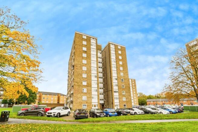 2 bed property, in Gurnell Grove, £255,000