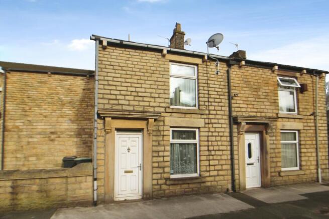 2 bed property, in Charlestown Road, £145,000