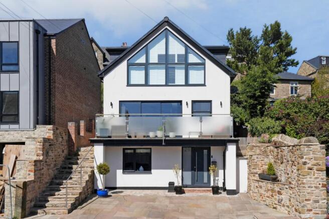 4 bed property, in Carsick View Road, £725,000