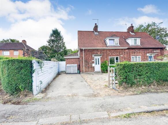 3 bed property, in Upperfield Grove, £230,000