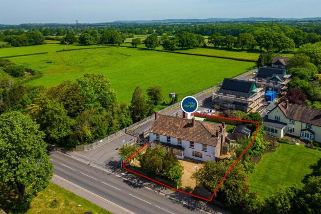5 bed property, in Wotton Road, £450,000