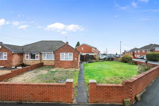 2 bed property, in Eaton Crescent, £240,000