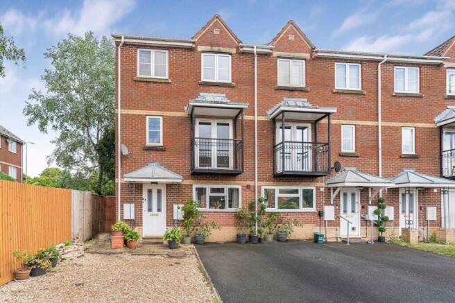 4 bed property, in Meyseys Close, £555,000