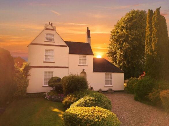 5 bed property, in Church Street, £550,000