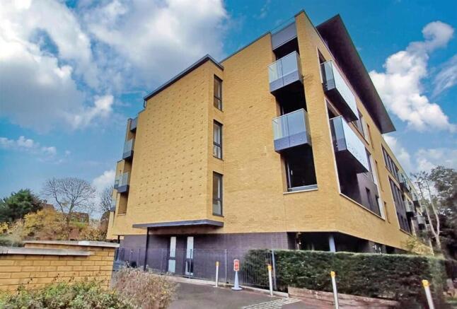 2 bed property, in Pipit Drive, £500,000