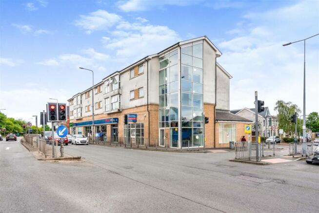 2 bed property, in Parkfield house, £125,000