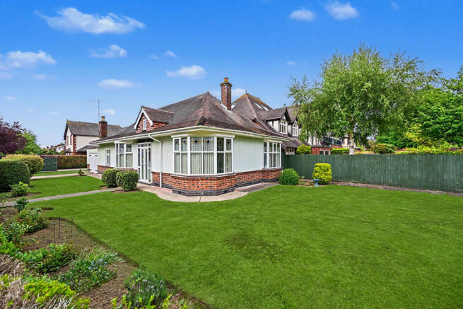 2 bed property, in Ashlawn Road, £395,000