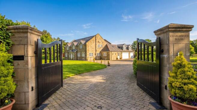 5 bed property, in Charleswood House, £1,000,000
