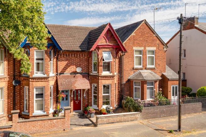 4 bed property, in Broadway, £325,000