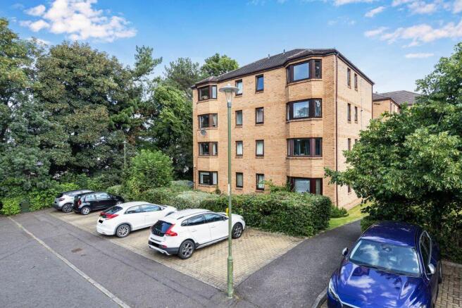 2 bed property, in 10/4 Craigend Park, £200,000