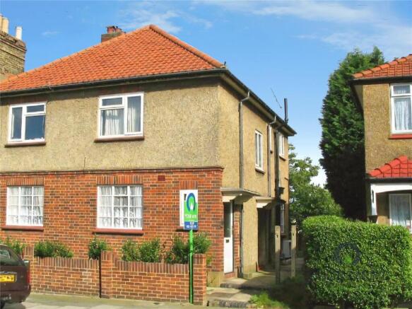 2 bed property, in Hilldrop Road, £210,000