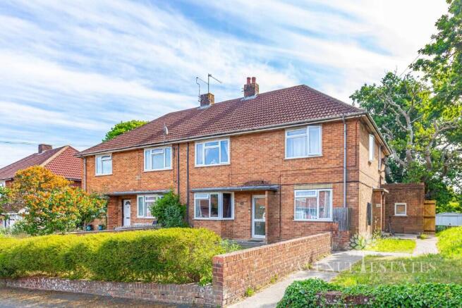 2 bed property, in Long Road, £200,000