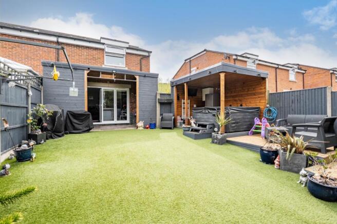3 bed property, in Potters Mead, £425,000