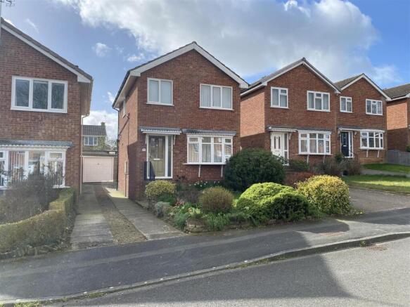 3 bed property, in Ings View, £225,000