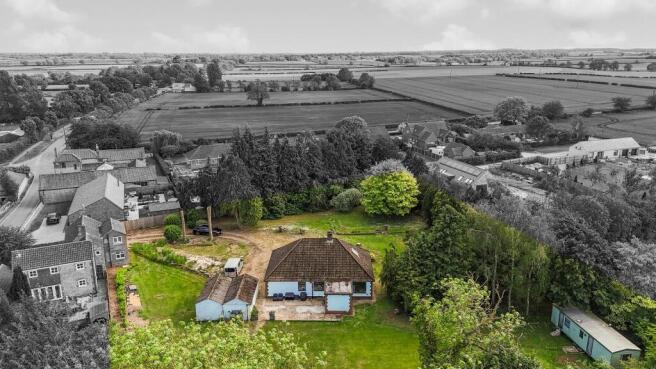 5 bed property, in Ballinure High Street, £550,000