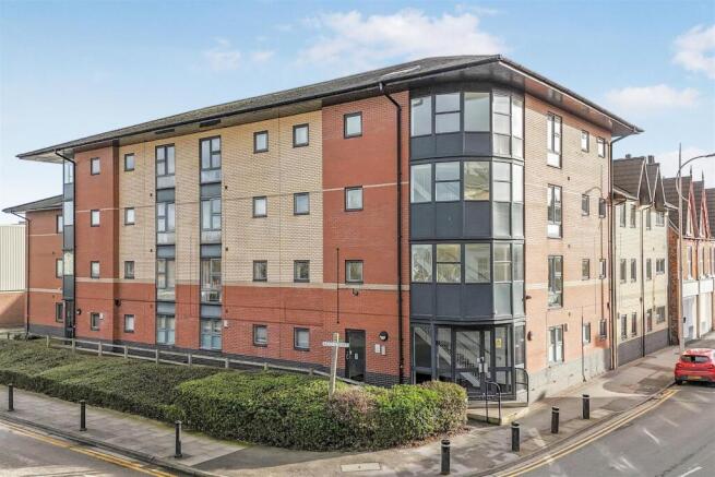 2 bed property, in Reed Street, £60,000