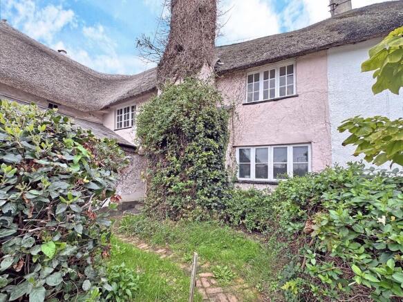 2 bed property, in Moles Cottages, £180,000