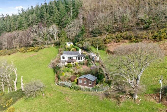 3 bed property, in Llidiart Y Coed, £250,000
