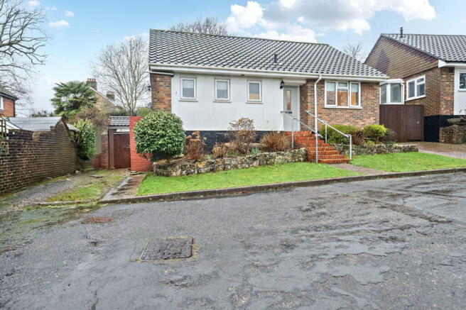 2 bed property, in High Cross Fields, £415,000