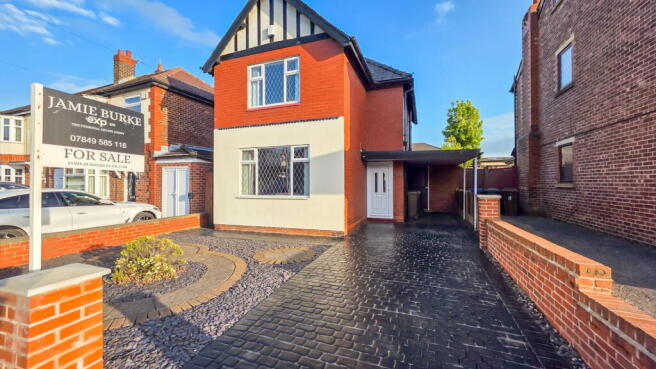3 bed property, in Sale Lane, £300,000