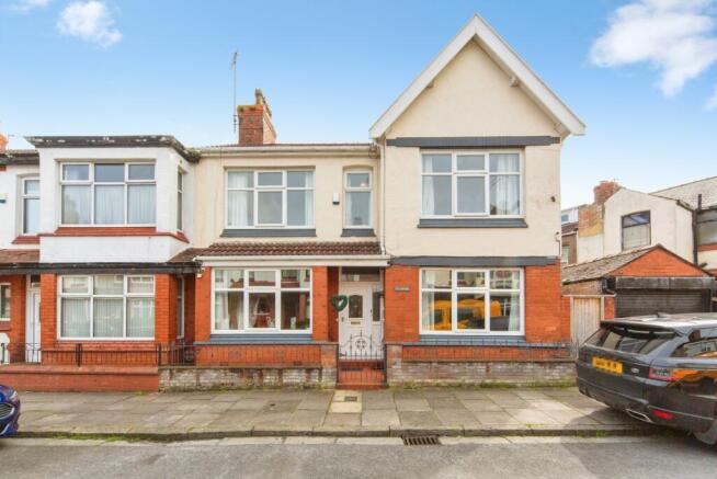 4 bed property, in Kingsdale Avenue, £200,000