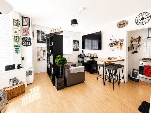 1 bed property, in High Street, £180,000