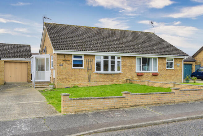 2 bed property, in Kingswood Avenue, £225,000