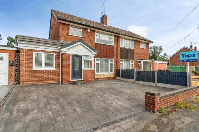 4 bed property, in Langley Gardens, £300,000