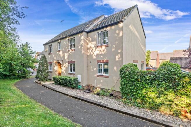4 bed property, in Spinney Grove, £340,000