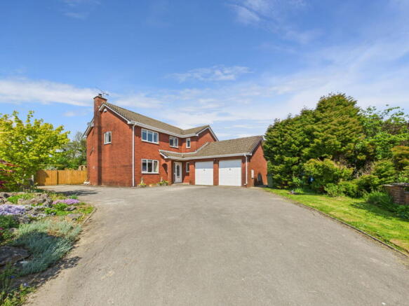 4 bed property, in Coombs Road, £525,000