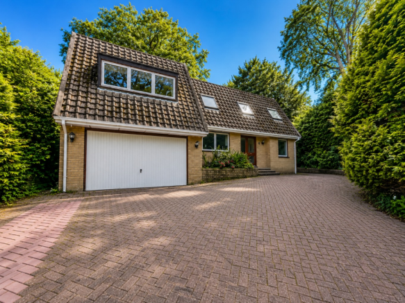 4 bed property, in Wild Cherry Drive, £795,000