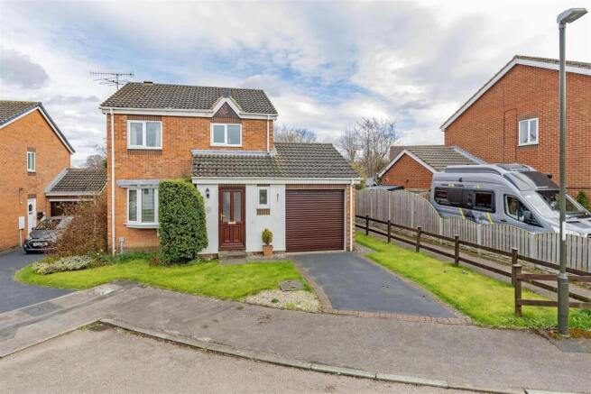 3 bed property, in Westfield Close, £300,000