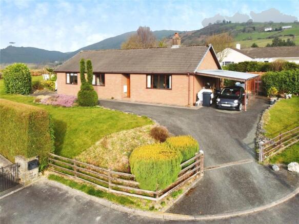4 bed property, in Y Fan, £285,000
