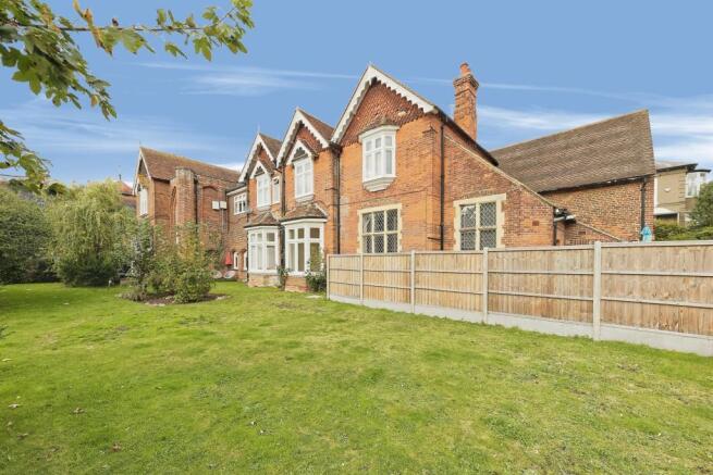 2 bed property, in The Hoystings, £170,000