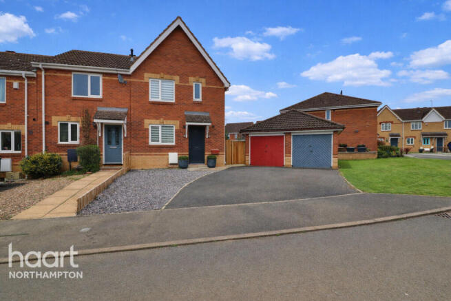 3 bed property, in Sandringham Close, £290,000
