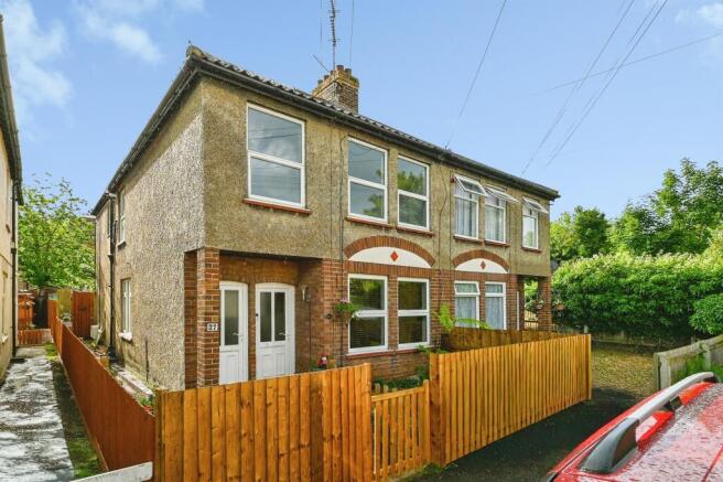 2 bed property, in Harecroft Gardens, £130,000