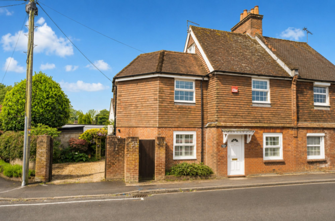 3 bed property, in Fishbourne Road East, £525,000