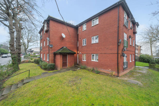 2 bed property, in Deans Gate Close, £300,000