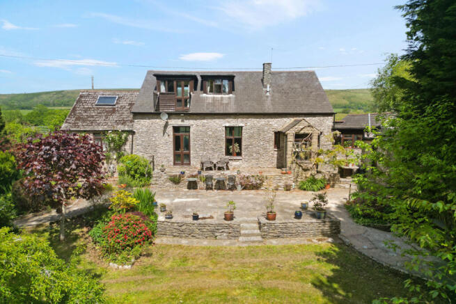 4 bed property, in Valley Road, £850,000