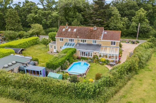4 bed property, in Holwell, £549,950