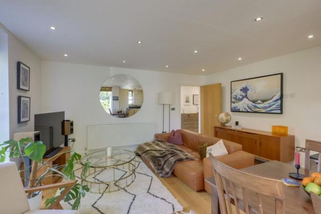 2 bed property, in Taymount Rise, £465,000