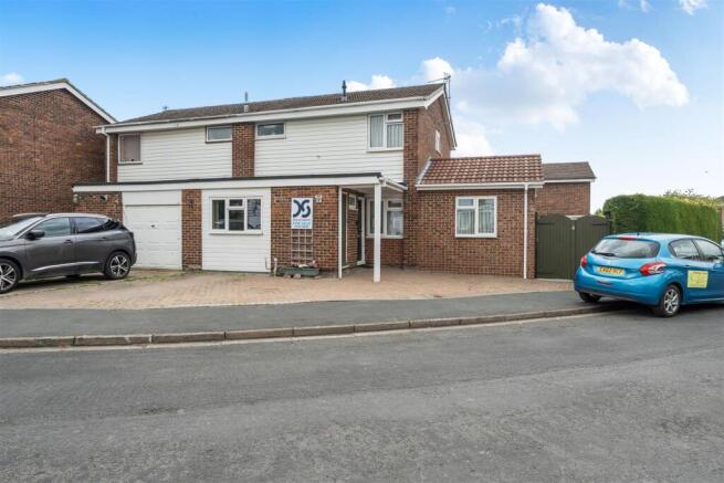 4 bed property, in Colne Close, £350,000