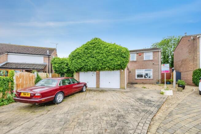 4 bed property, in Wells Close, £370,000