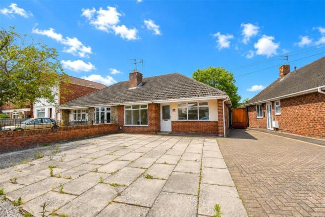 2 bed property, in Pinetree Grove, £200,000