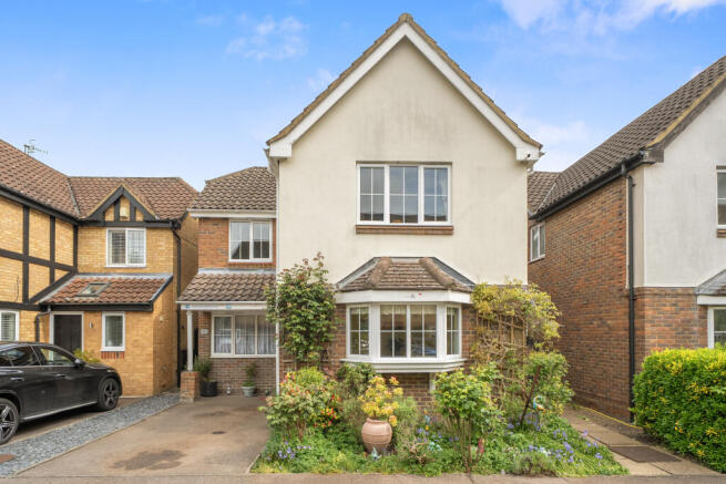 4 bed property, in Kingfisher Drive, £599,950